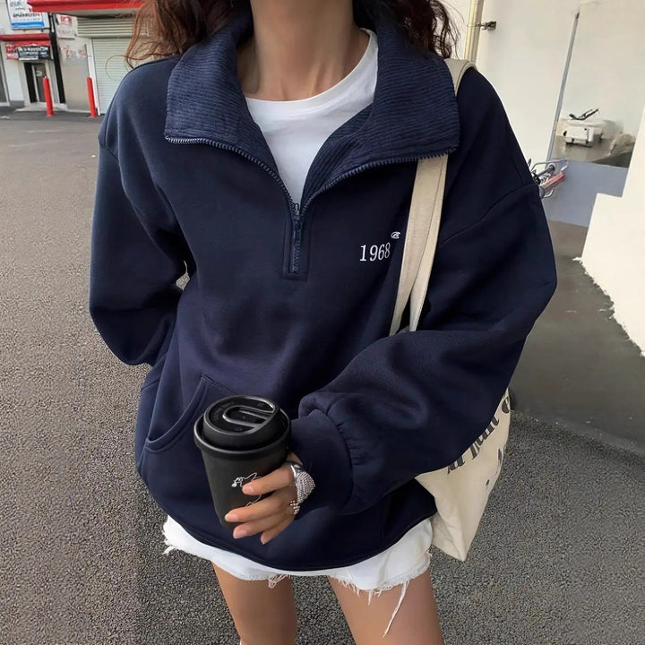 Dame sweatshirt med høj krave og praktisk kanga lomme Skovae