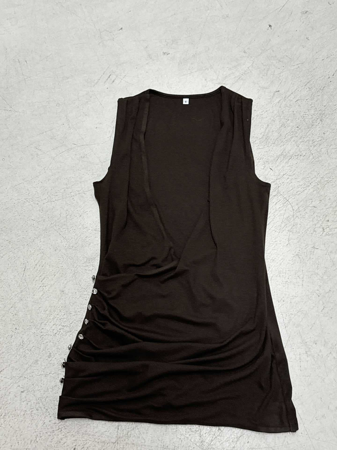 Damen eleganter Jumpsuit mit tiefem V-Ausschnitt und fließendem Material Skovae