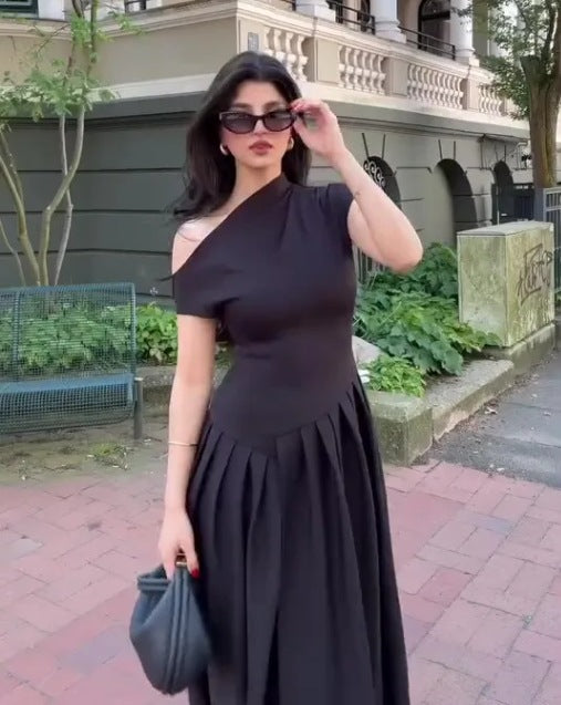 Dame elegant maxikjole med asymmetrisk one-shoulder-design og svingende skørt Skovae