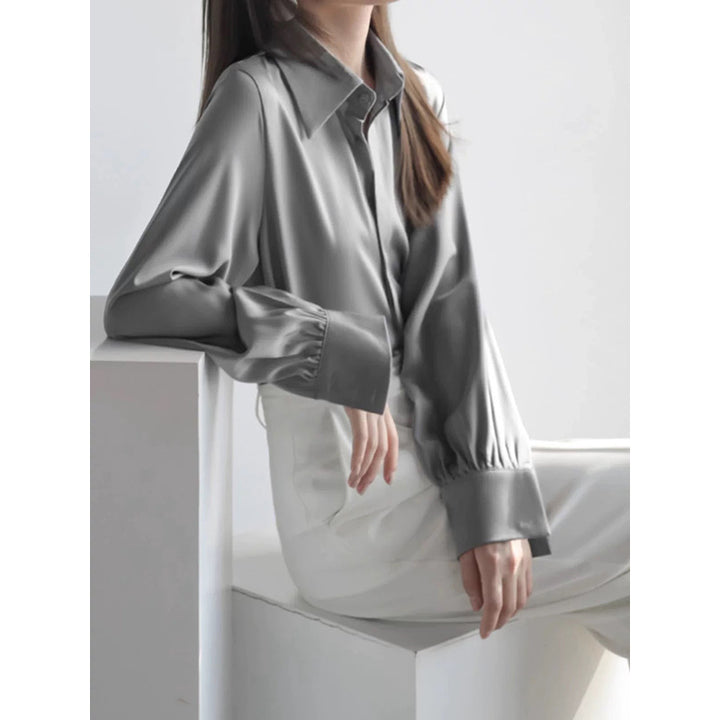 Dame elegant, flydende bluse med ædel satin-finish og raffinerede pufærmer Stilla