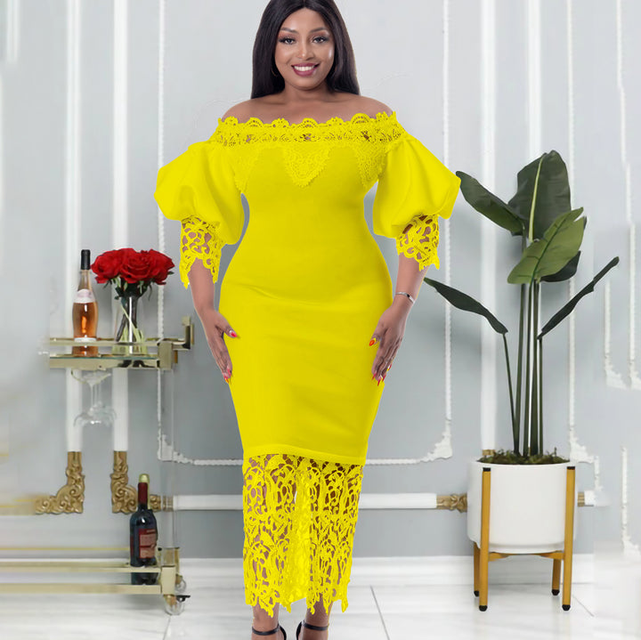Dame figurtilpasset kjole med Off-Shoulder design og blonde ved kanten Stilla