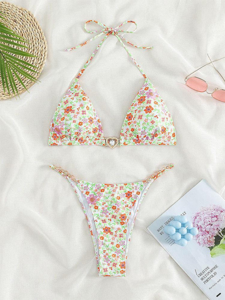 Dame triangel-bikini med dekorative kædetræk og florale accenter Skovae
