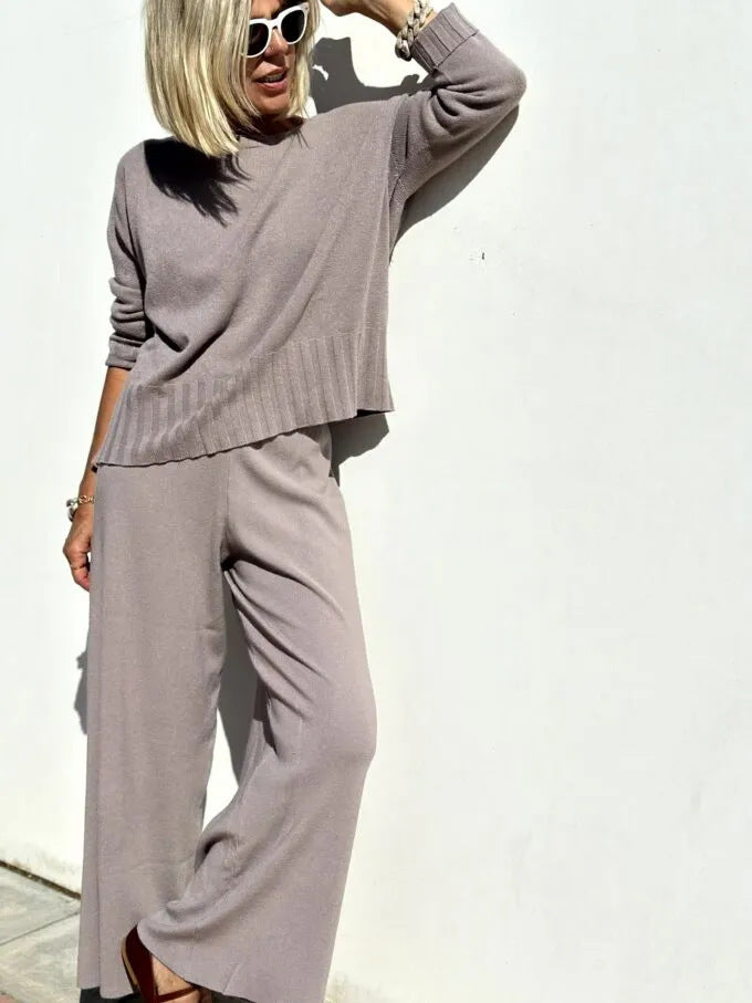 Dame komfortabel strik-loungewear-sæt med vide bukser og afslappet overdel Stilla