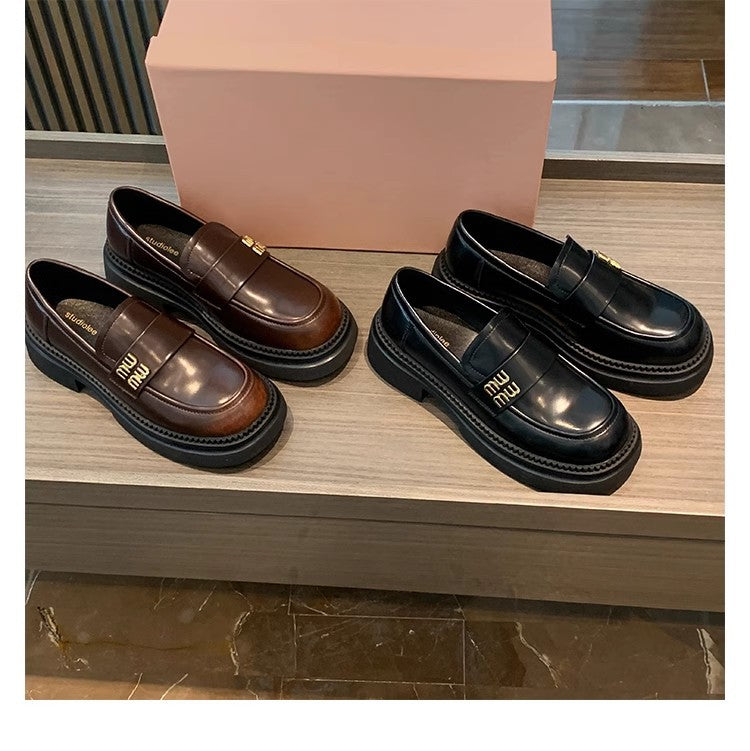 Dame elegante loafers med markant metaldekoration og komfortabel sål Stilla