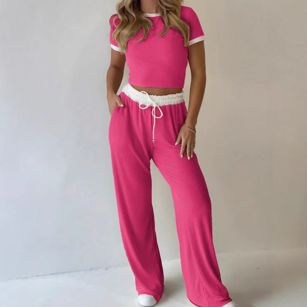 Dame afslappet to-delt fritidssæt med cropped T-shirt og vidde bukser Skovae