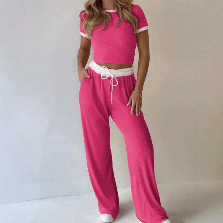 Dame afslappet to-delt fritidssæt med cropped T-shirt og vidde bukser Skovae