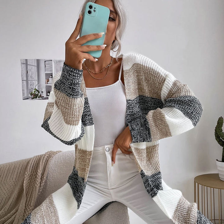 Kvinders strikket cardigan med et afslappet stribet mønster og åben skæring Stilla