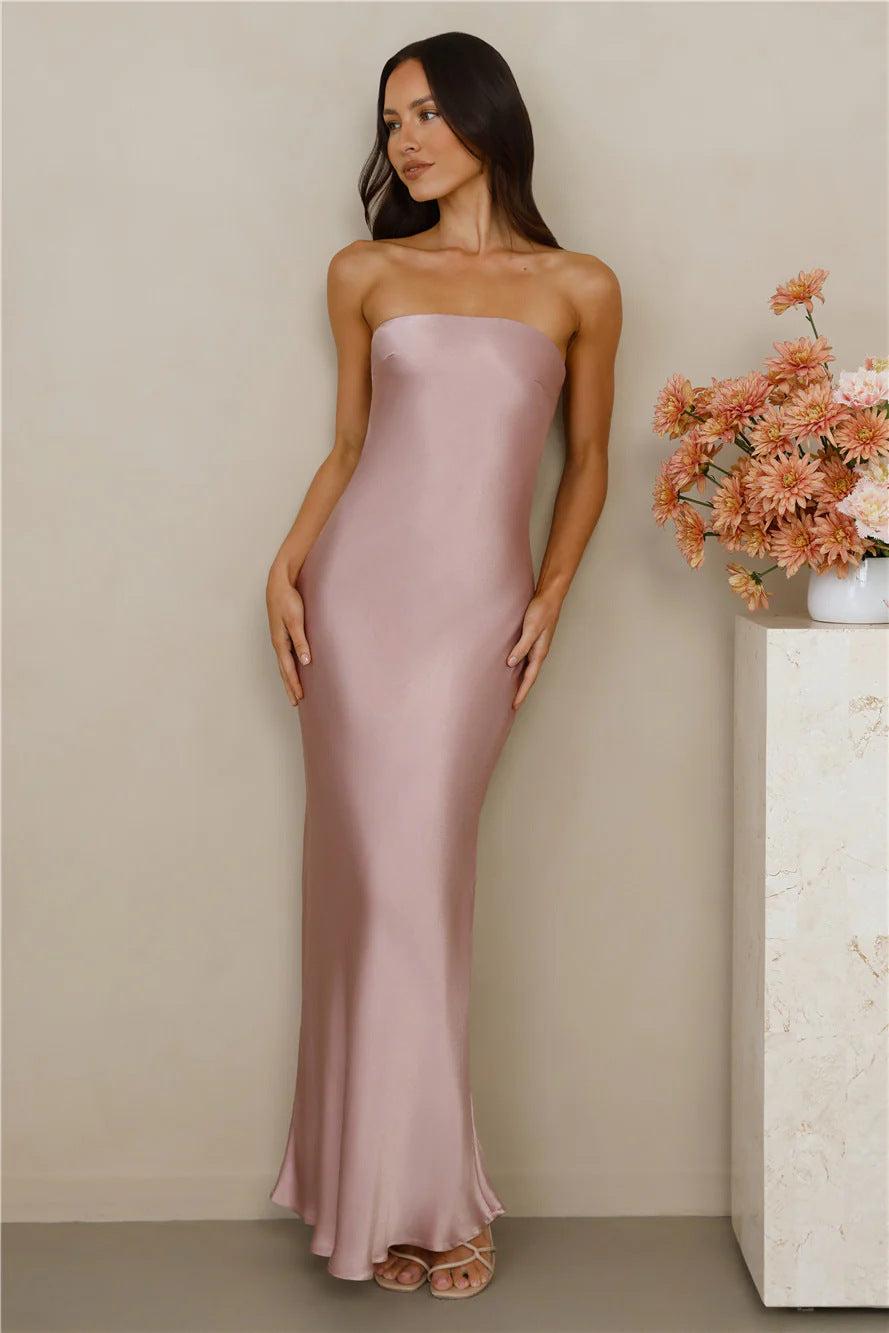 Kvinders elegante off-shoulder maxi kjole lavet af satinlignende materiale