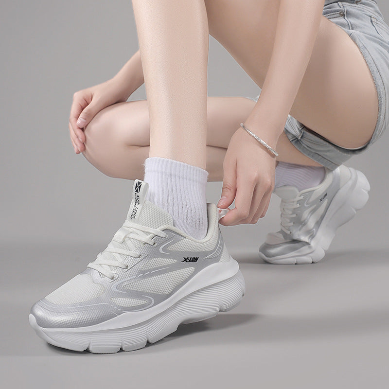 Dame nan modische Volumen-sneaker med åndbart mesh, forstærkende overlays og ekstra dæmpet kilebund Skovae