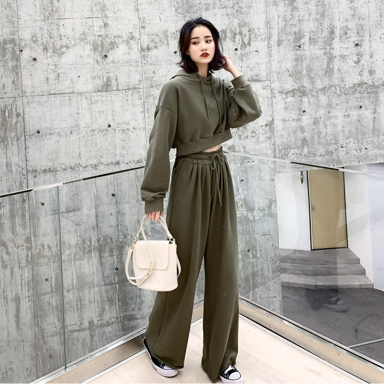 Damer moderigtigt og afslappet loungewear sæt med cropped hoodie og brede bukser Stilla