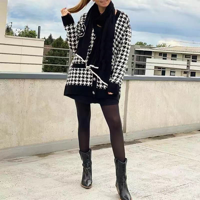 Kvindernes fashionable strikkede cardigan med stilfuldt houndstooth mønster og store knapper Stilla