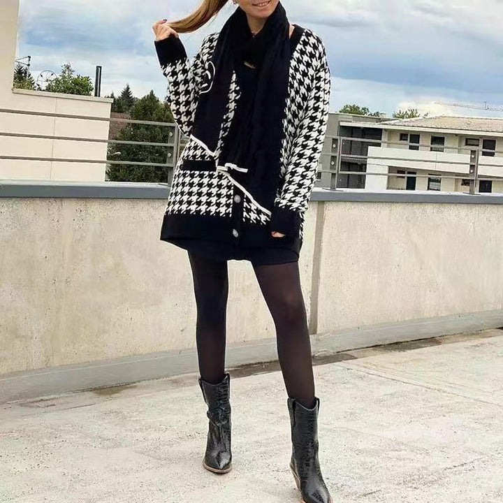 Kvindernes fashionable strikkede cardigan med stilfuldt houndstooth mønster og store knapper Stilla