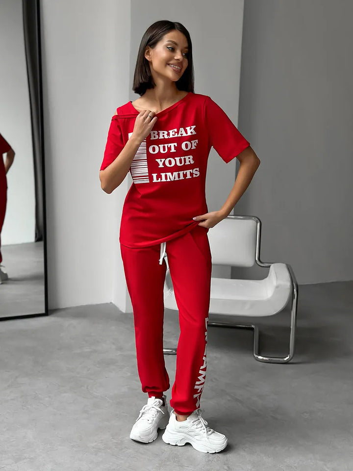 Kvinders sporty loungedragt med stilfulde udskårne ærmer og statementprint Skovae