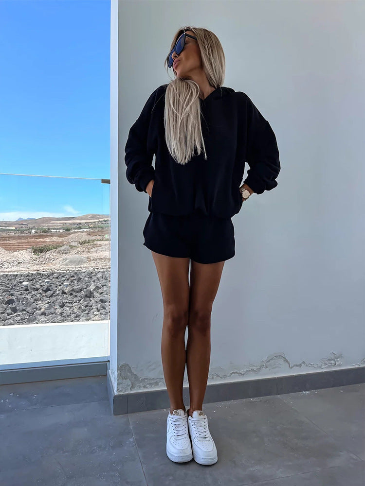Kvinders casual hættetrøje og korte shorts i minimalistisk design Skovae