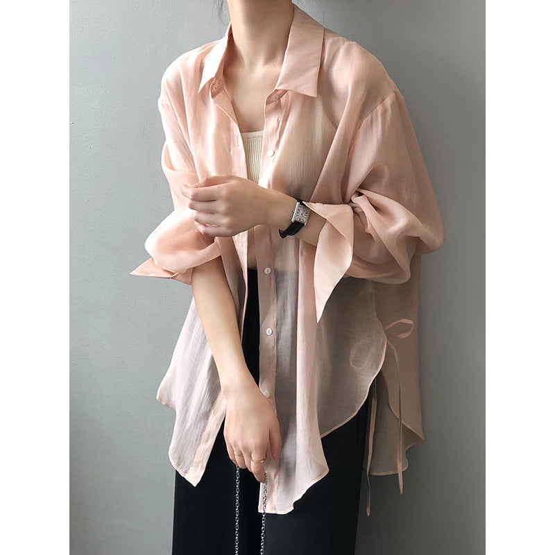 Dame løs bluse lavet af silkeblød materiale med elegante knapdetaljer og justerbare ærmer Stilla