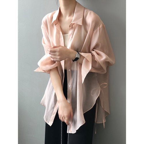 Dame løs bluse lavet af silkeblød materiale med elegante knapdetaljer og justerbare ærmer Stilla
