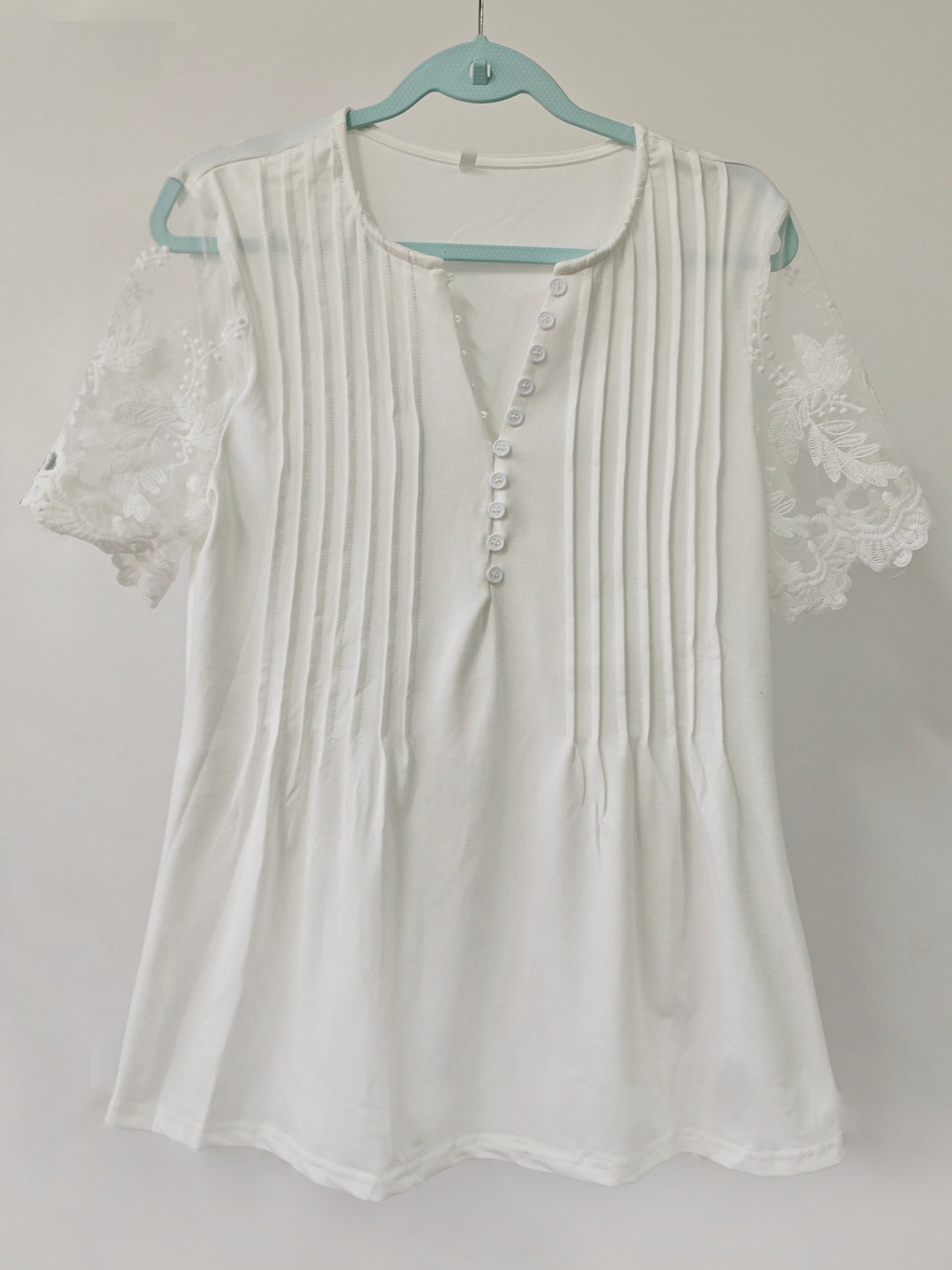 Damebluse med spidse detaljer og plissering Stilla