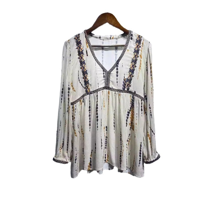 Damebluse med romantisk V-hals og kunstnerisk broderedesign Stilla