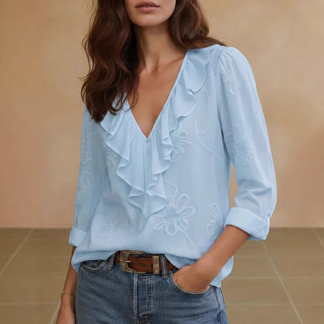 Damernes elegante bluse med flæser og floral broderet mønster Skovae