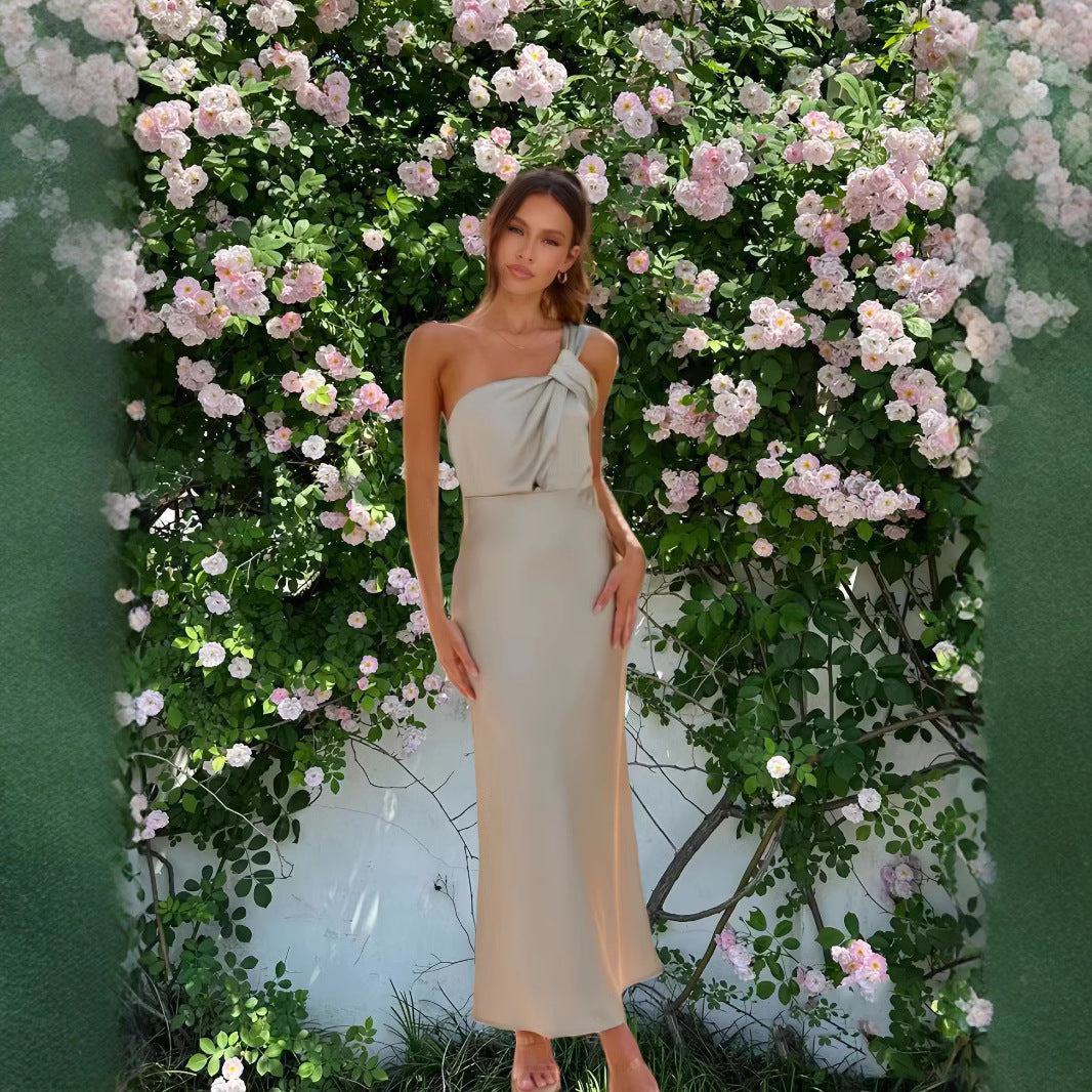 Dame maxikjole med elegant one-shoulder design og dekorative rynkeeffekter Stilla
