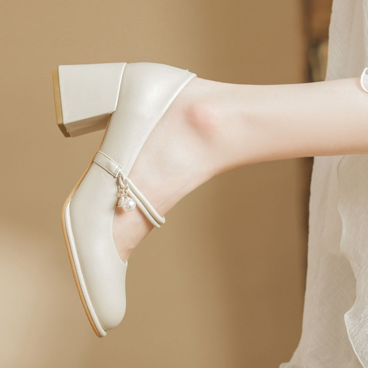 Femme blokhæl Mary Jane pumps med elegant perleanhænger Stilla