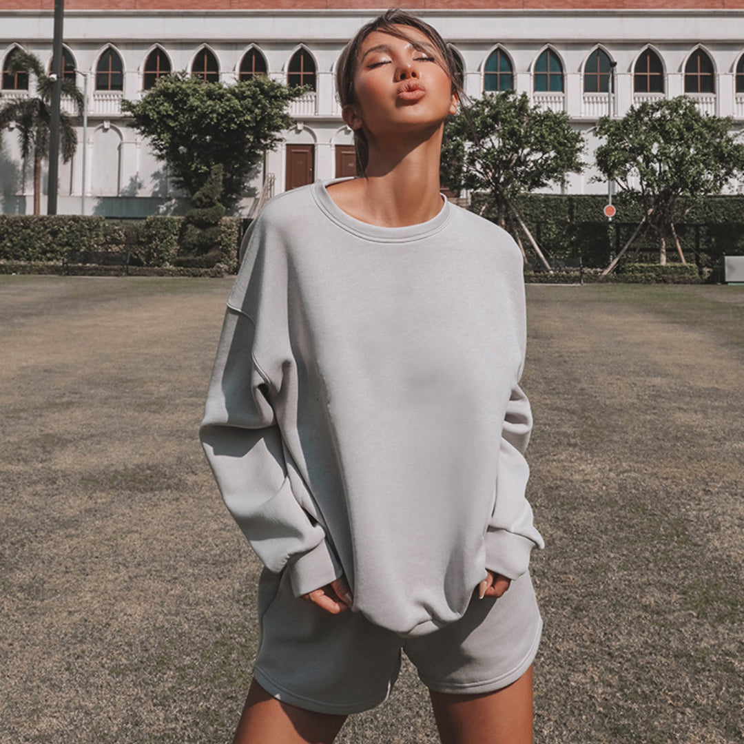 Sæt med afslappet sweatshirt og shorts til kvinder lavet af blødt sweatshirtstof med høj bæreværdi Skovae
