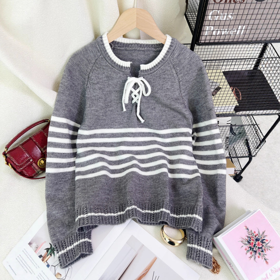 Kvinders sweater med sideløsning og moderne stribemønster Stilla