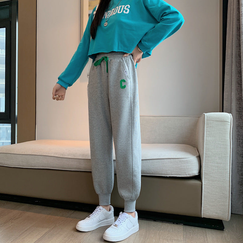 Kvindernes sporty loungewear sæt med cropped top og afslappede sweatpants Stilla