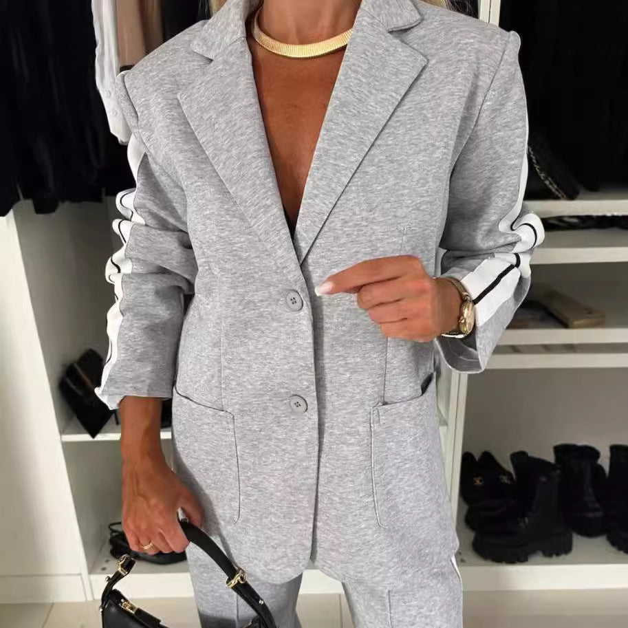 Dame nan elegant blazer-sæt i sportchic med kontrasterende sidelænder og elastisk buks Skovae