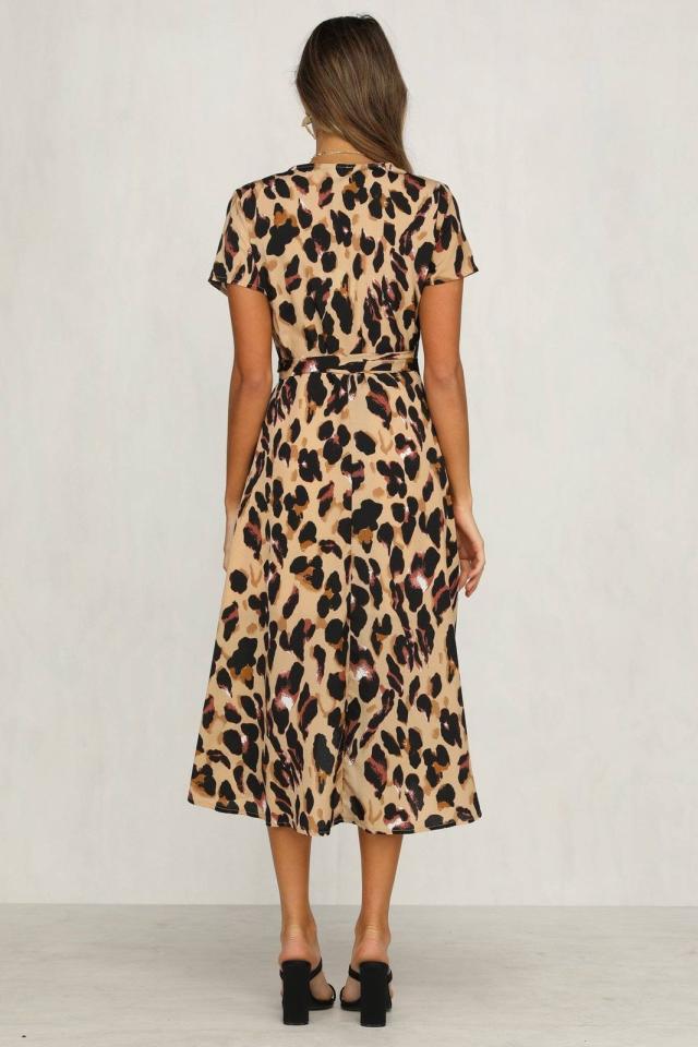 Dame wrap kjole med modetrendy leopardmønster og asymmetrisk kant Stilla