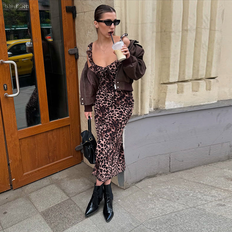 Dame Maxi-kjole med forførende leopardmønster og flæse detaljer Skovae