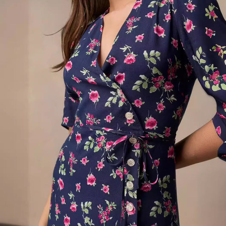 Dame slå-om kjole med blomstret design og elegante puffærmer Stilla