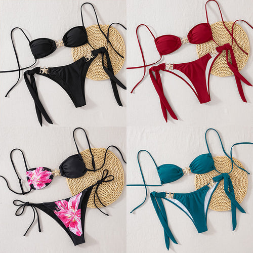 Damer trekant-bikini med blomsterdesign og elegante gulddetaljer Skovae