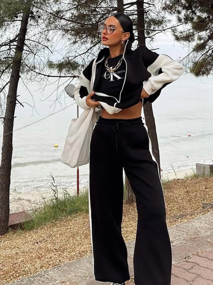 Kvinders afslappede træningsdragt med cropped top og brede bukser Skovae