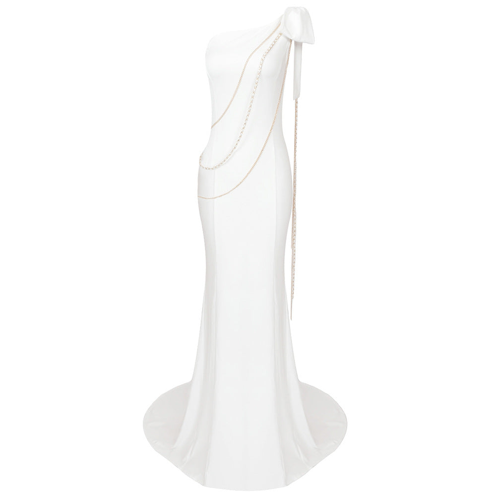 Dame elegant aftenkjole med asymmetrisk design og glamourøse kædeaccentuer. Skovae