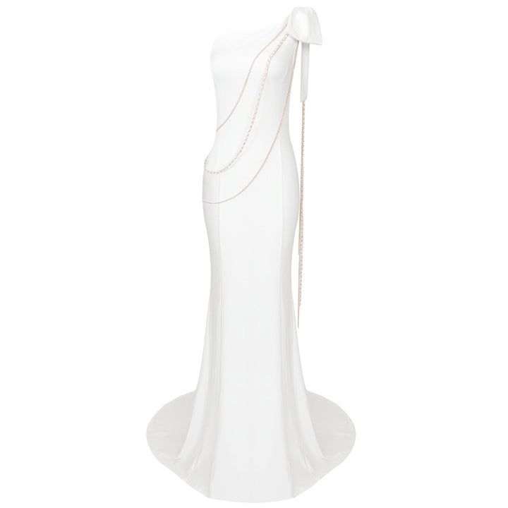 Dame elegant aftenkjole med asymmetrisk design og glamourøse kædeaccentuer. Skovae