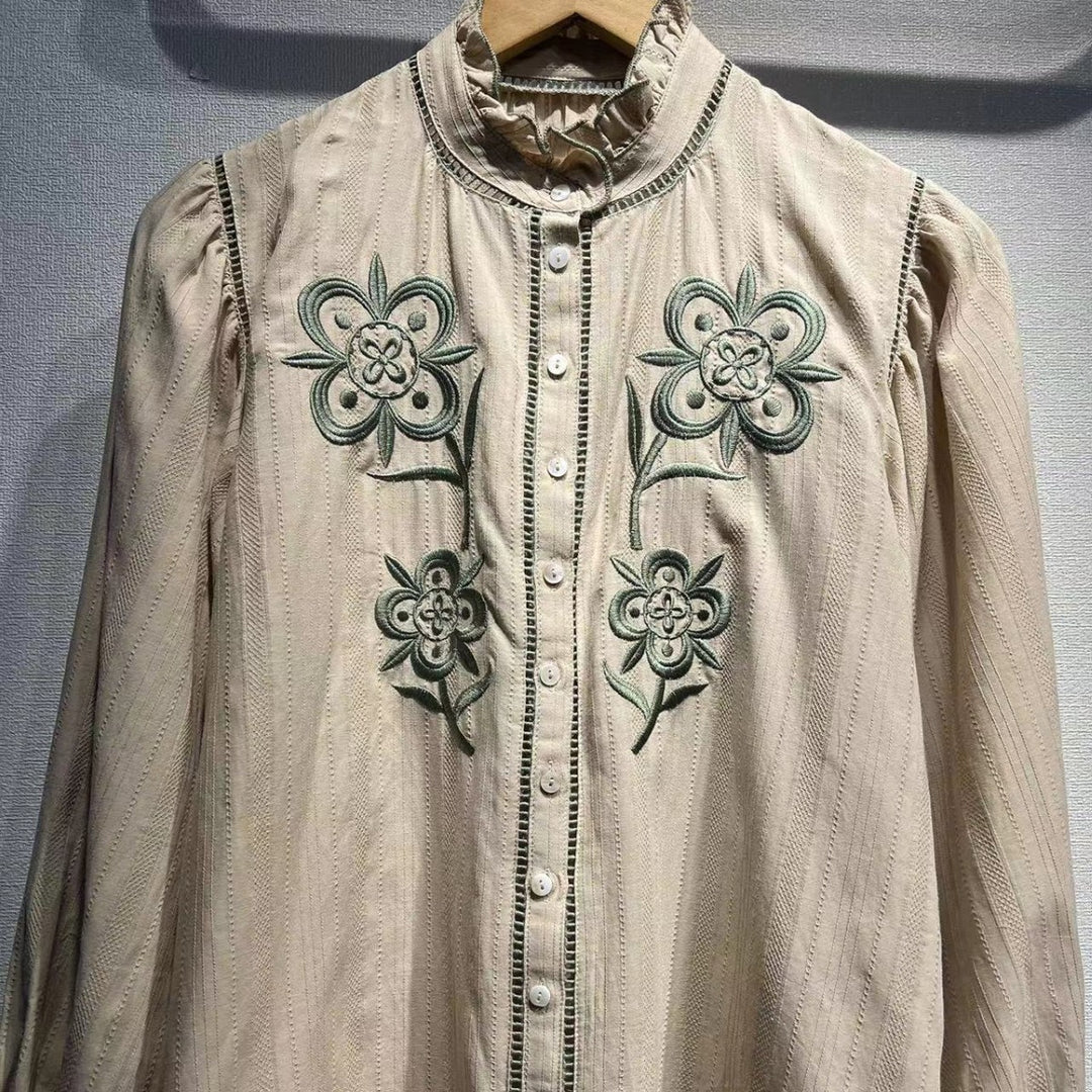 Damebluse med kunstneriske florale broderier og elegante detaljer Stilla