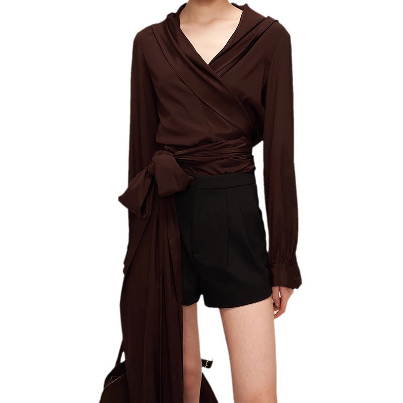 Dame indpakningsbluse med elegant krave og figursyet silhuet Stilla