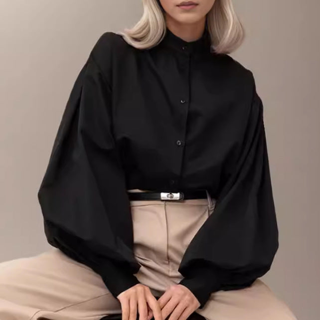 Damebluse med voluminøse ærmer og moderne krave Stilla