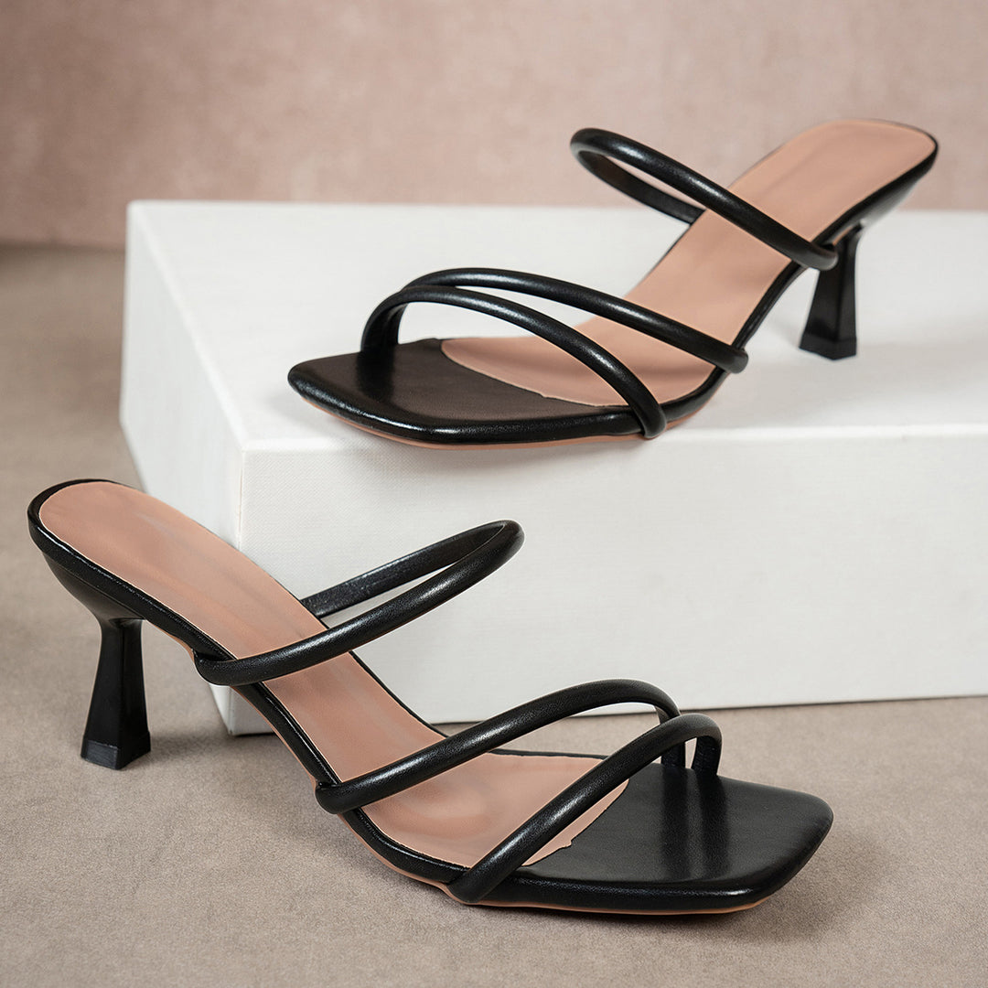 Dame nan minimalistische sandal med tre smalle stropper, kvadratisk tåform og feminin trapezhælhæl Skovae