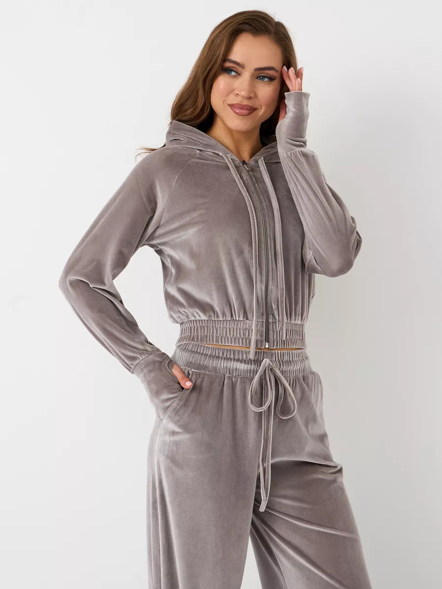 Kvindernes sporty velour træningsdragt med forkortet hættebluse og løs pasform