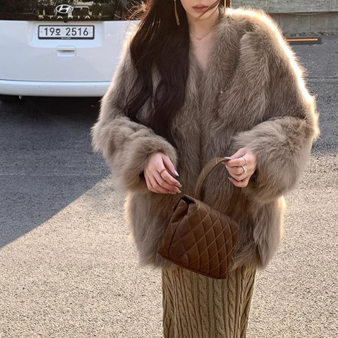 Kvindernes fashionable faux fur jakke med elegante knapdetaljer Stilla