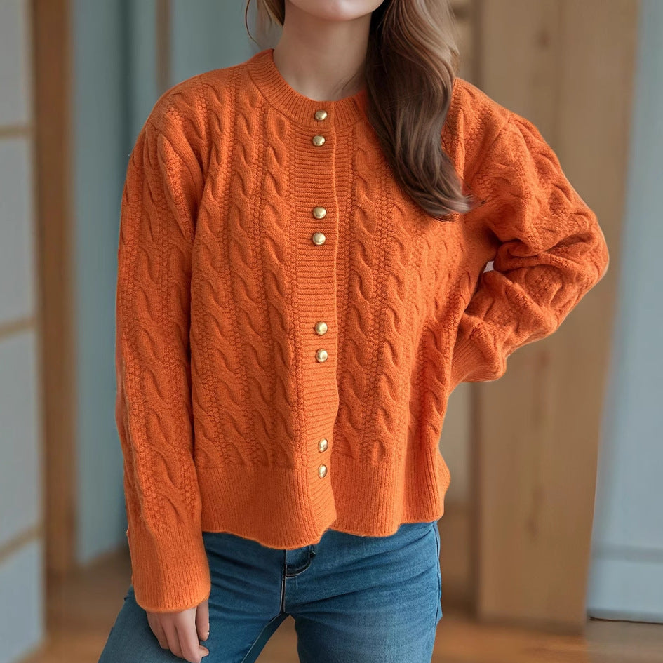 Dame cardigan med kabelmønster og elegante perleknapper Stilla