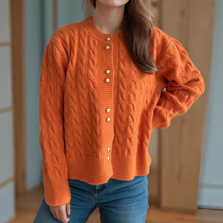 Dame cardigan med kabelmønster og elegante perleknapper Stilla