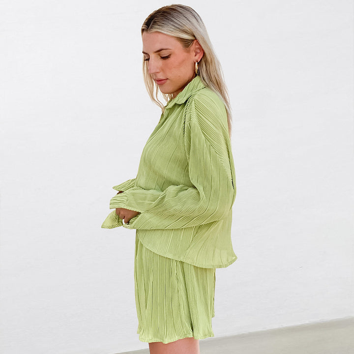 Dame sæt bestående af smart, knaptrykket bluse og shorts med flæser Stilla