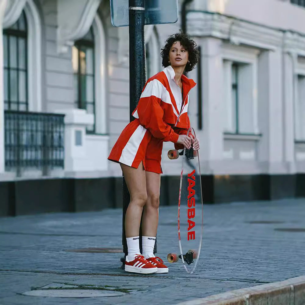 Kvindernes sporty fritidsoutfit med cropped top og sporty jakke Skovae