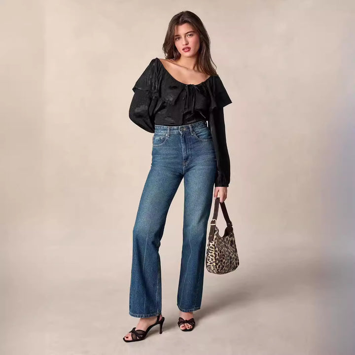Damebluse med voluminøse flæsedetaljer og elegant V-hals Stilla