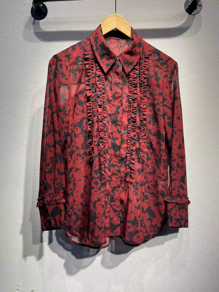 Damebluse med raffinerede flæser og blomstret design Stilla