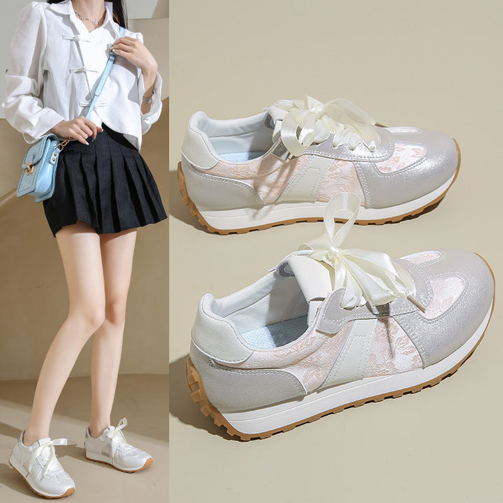 Dame Stilfulde Sneakers med glitrende overmateriale og fashionable satin snørebånd Stilla