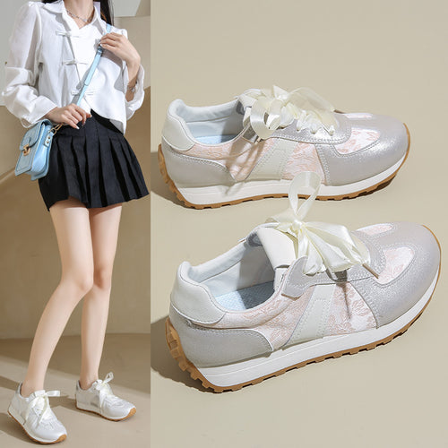 Dame Stilfulde Sneakers med glitrende overmateriale og fashionable satin snørebånd Stilla